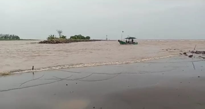 Akibat Pendangkalan, Kapal Besar Tak Bisa Keluar Masuk TPI Tawang Kendal