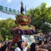 Parade kirab gunungan terbesar, karnaval becak hias, dan gerak jalan kerukunan umat dalam rangka Hari Amal Bhakti (HAB) Kemenag ke 77 tahun 2023 di Kota Pekalongan.