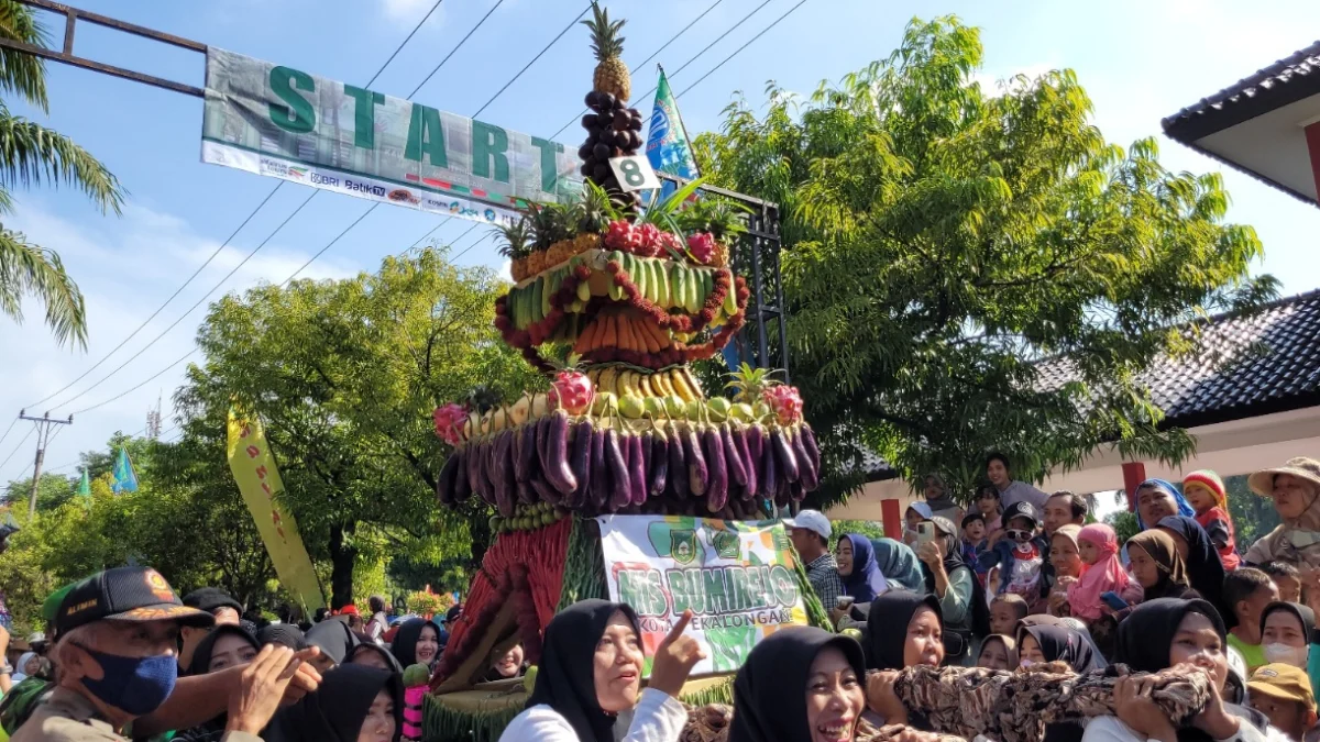 Parade kirab gunungan terbesar, karnaval becak hias, dan gerak jalan kerukunan umat dalam rangka Hari Amal Bhakti (HAB) Kemenag ke 77 tahun 2023 di Kota Pekalongan.