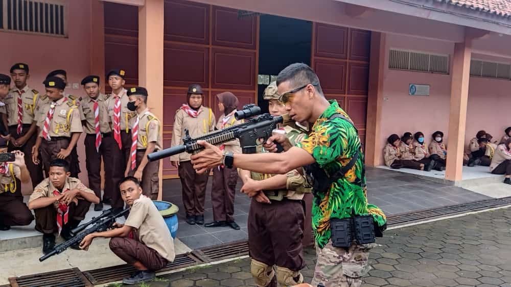 Asyiknya, Anggota Pramuka SMKN 1 Warungasem Dapat Edukasi Olahraga Airsoftgun