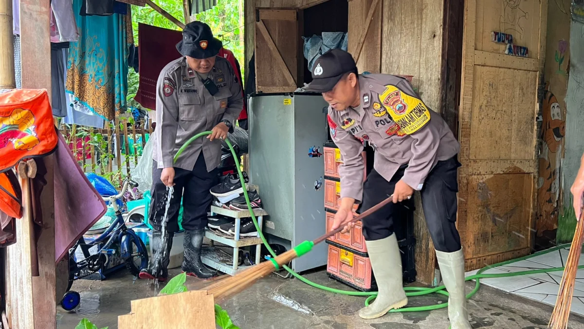 Bantu Tangani Banjir, Polres Kendal Evakuasi Hingga Bersihkan Rumah Warga