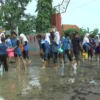 Kembali Masuk Sekolah, Guru dan Siswa SDN 1 Kebonadem Kendal Pilih Bersihkan Sisa Banjir