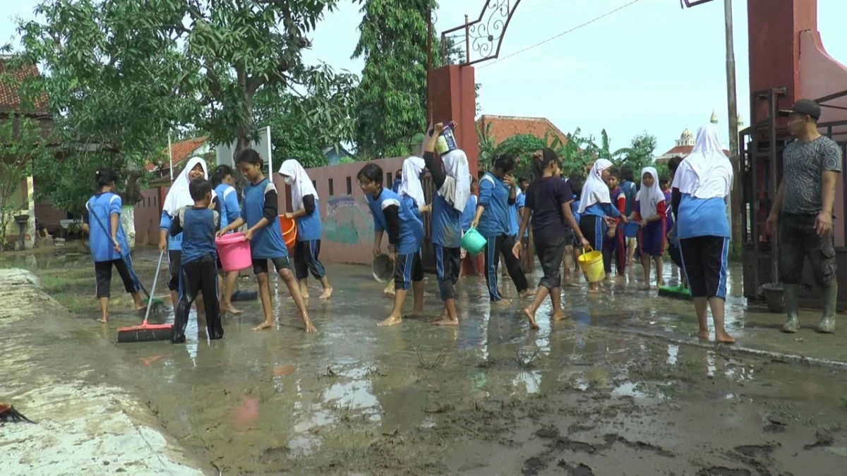 Kembali Masuk Sekolah, Guru dan Siswa SDN 1 Kebonadem Kendal Pilih Bersihkan Sisa Banjir