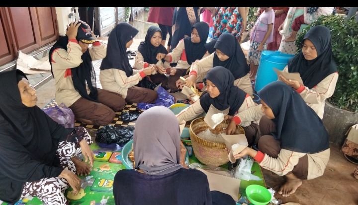 Pramuka Penggalang MTs Salafiyah NU Karanganyar Tandang Kemanusiaan Musibah Banjir di Kecamatan Tirto