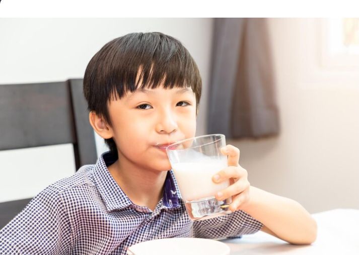 Agar Tidur Lebih Cepat, Berikan 5 Makanan Ini Pada Anak untuk Makan Malam