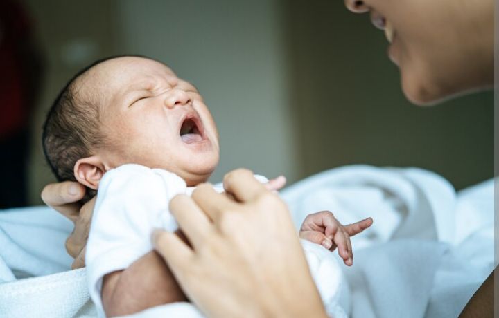 Tidak Perlu Panik Mom, Ini 4 Penyebab Umum Bayi Rewel Saat Disusui