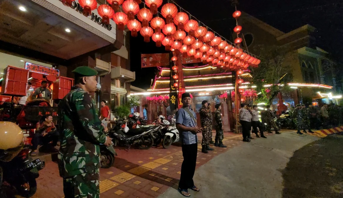 Tni polri banser melakukan pengamanan malam tahun baru imlek di Klenteng Po An Thian Kota Pekalongan