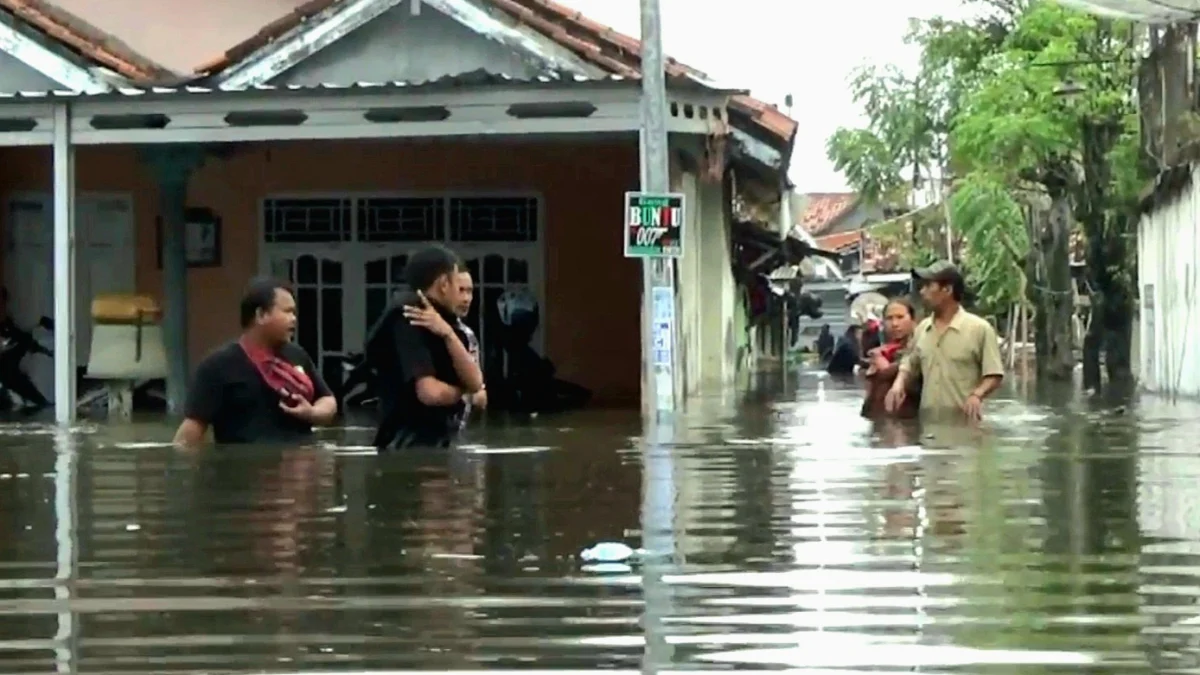 Banjir merendam rumah warga Tirto Kecamatan Pekalongan Barat Kota Pekalongan