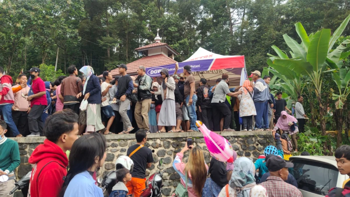 Itungan Menit, Ribuan Durian Gratis di Festival Durian Lolong Habis