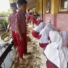 Banjir Surut, Pelajar Ramai-ramai Bersihkan Sekolahan