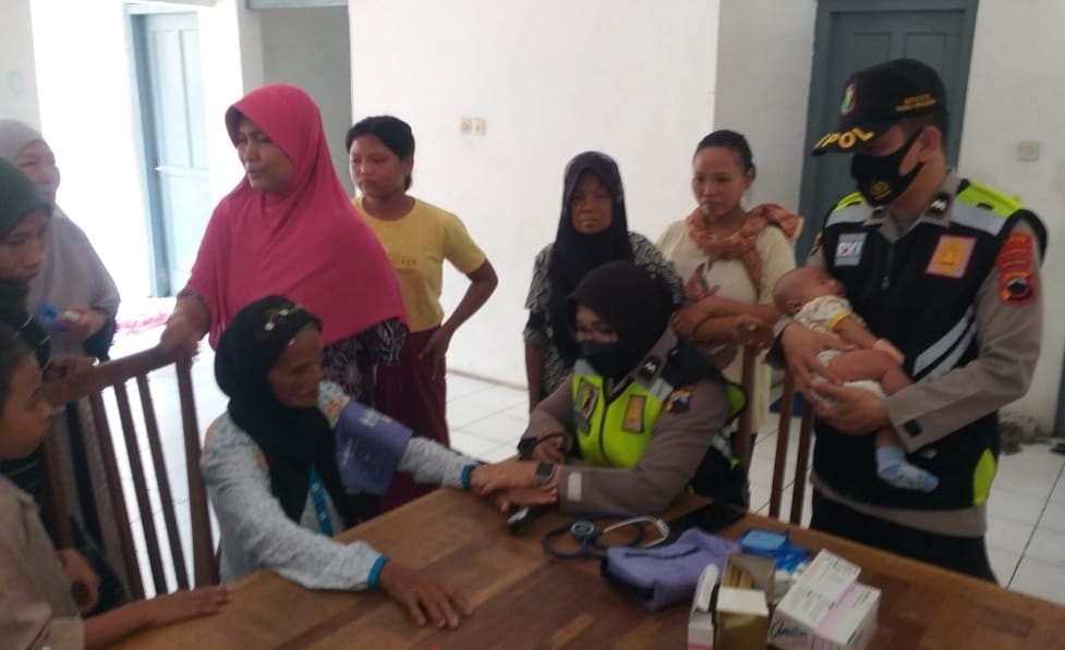 Bantu Korban Terdampak Banjir, Tim Dokkes Polres Pekalongan Buka Layanan Kesehatan Gratis