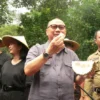 Ebiet G Ade menikmati durian di Desa Wisata Lolong Kabupaten Pekalongan