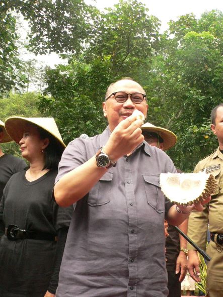 Ebiet G Ade menikmati durian di Desa Wisata Lolong Kabupaten Pekalongan