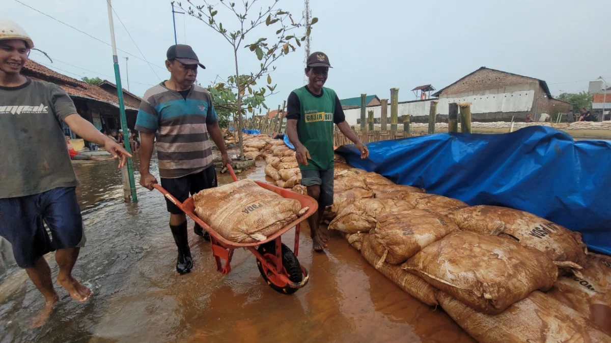 Warga gotong royong selesaikan tanggul darurat di Sungai Meduri Pekalongan