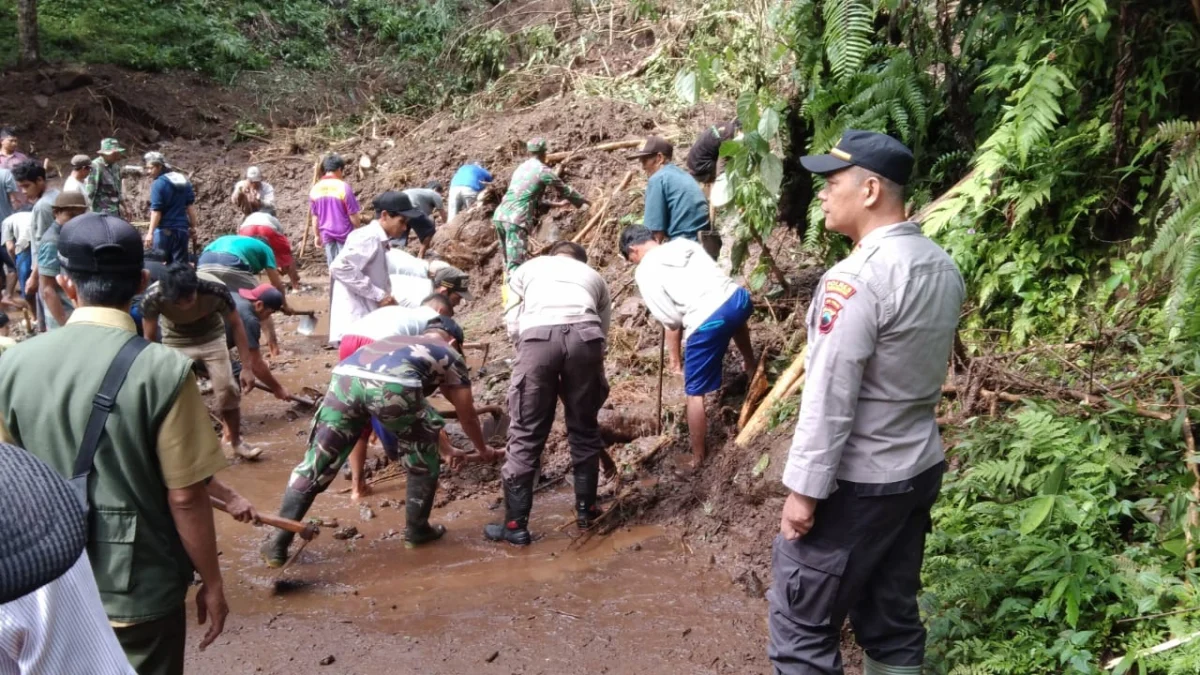 Tebing 100 M Longsor, Satu Pedukuhan di Kabupaten Pekalongan Terisolir