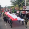 Jelang Peringatan Maulid Nabi Muhammad SAW di Kompi Senapan C Yonif 407/Padma Kusuma, Bendera Merah Putih Sepanjang 150 M Dikirab Susuri Jalanan Kota Santri