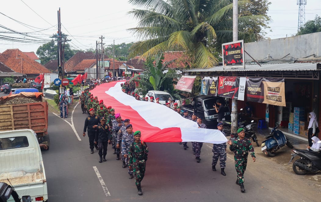 Jelang Peringatan Maulid Nabi Muhammad SAW di Kompi Senapan C Yonif 407/Padma Kusuma, Bendera Merah Putih Sepanjang 150 M Dikirab Susuri Jalanan Kota Santri