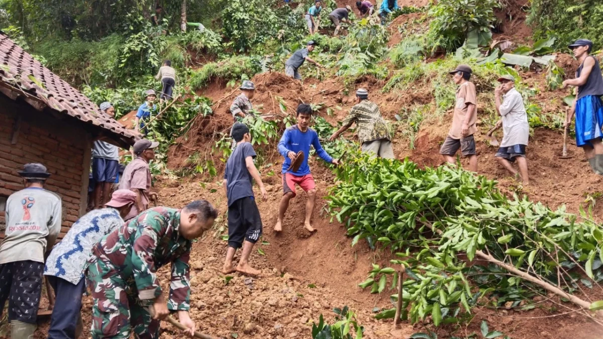 Hujan Tiada Henti, Longsor Timpa 2 Rumah Warga di Desa Lambur