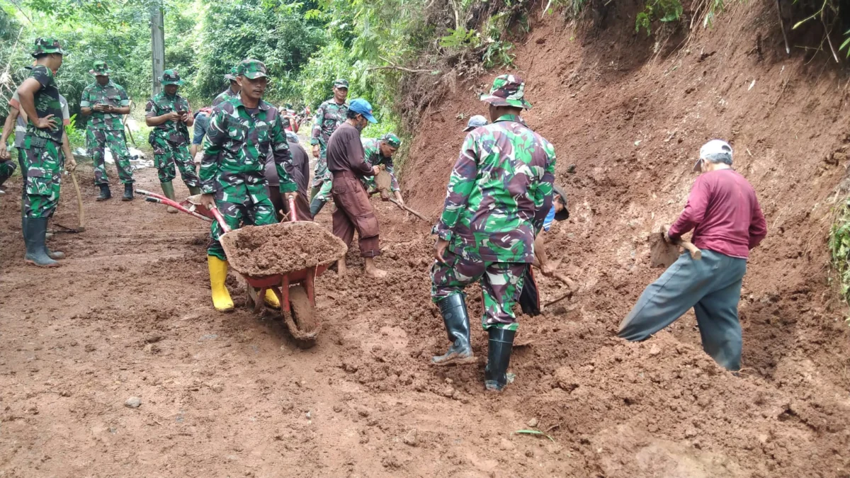 58 KK di Dukuh Pamutih Kajen Terisolir Karena Longsor, Ini yang Dilakukan Koramil Kajen