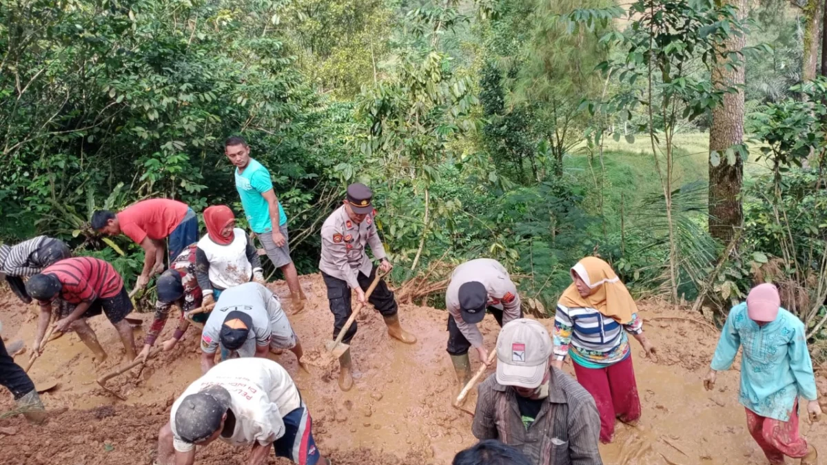 Bersama Warga, Polres Pekalongan Hadir Bersihkan Longsor di Lebakbarang