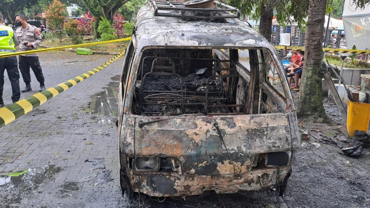 Diduga Konsleting, Mobil Pedagang di Car Free Day Kajen Terbakar