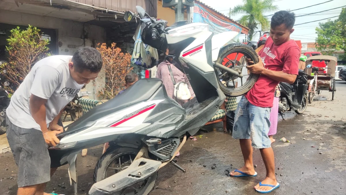 Kerap Mogok Saat Terabas Banjir, Ini 4 Tips Aman Naik Motor Saat Banjir