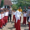 Antisipasi Isu Penculikan Anak, Bhabinkamtibmas dan Babinsa di Pekalongan Patroli Sekolah