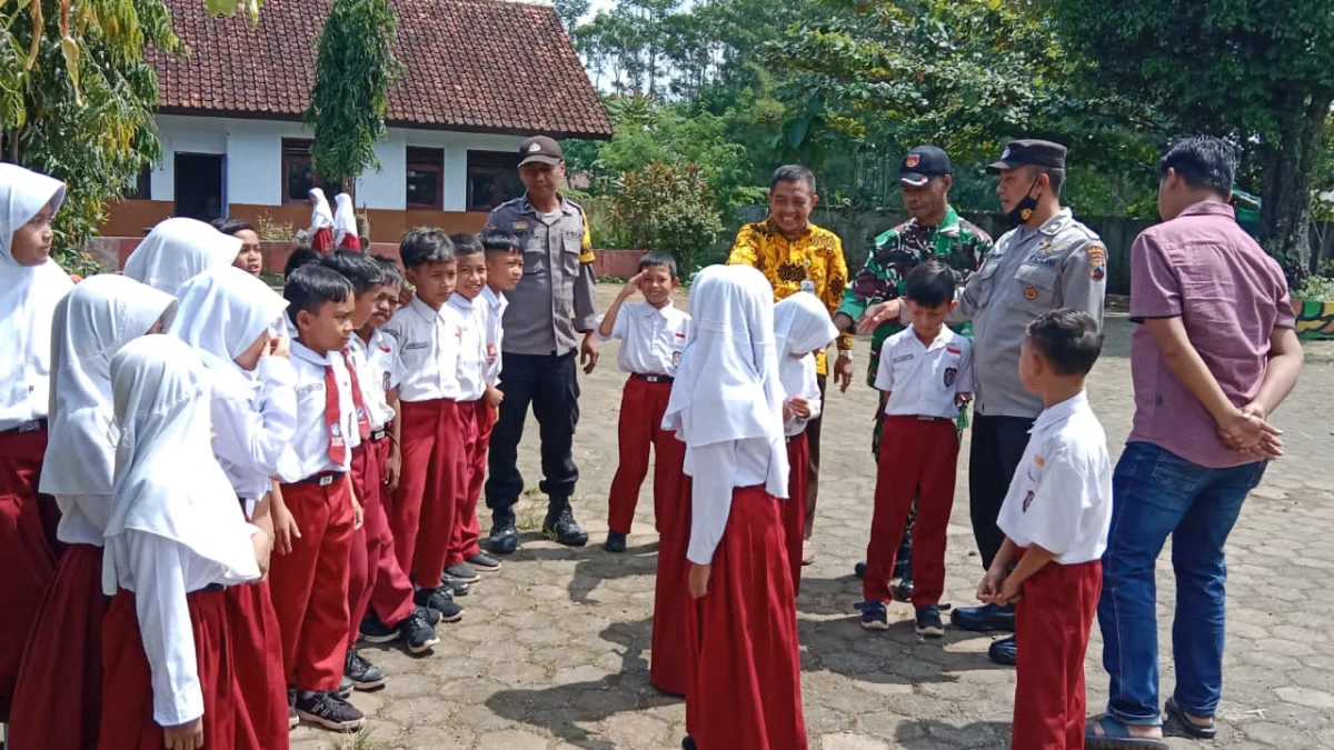 Antisipasi Isu Penculikan Anak, Bhabinkamtibmas dan Babinsa di Pekalongan Patroli Sekolah