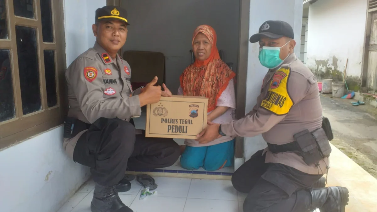 Polisi Beri Bantuan Penyandang Disabilitas