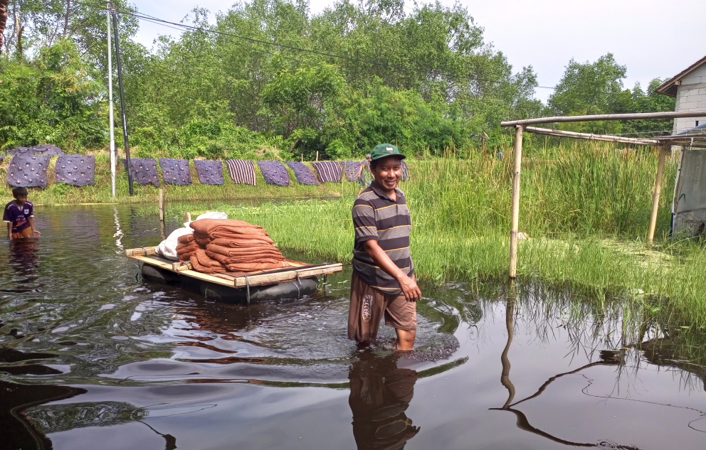 Banjir Tak Kunjung Surut, Begini Cara Korban Banjir di Kabupaten Pekalongan Tetap Beraktivitas