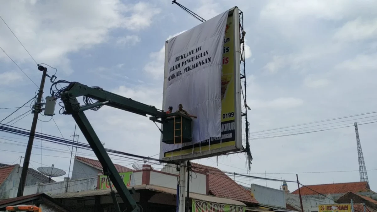 Satpol PP Kabupaten Pekalongan Tindak Reklame Tak Berizin