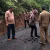 Sidak Jalan Bumirasa - Panumbangan, Digejrot Sepatu Bu Ketua Komisi III Aspal Jalan Nglupas