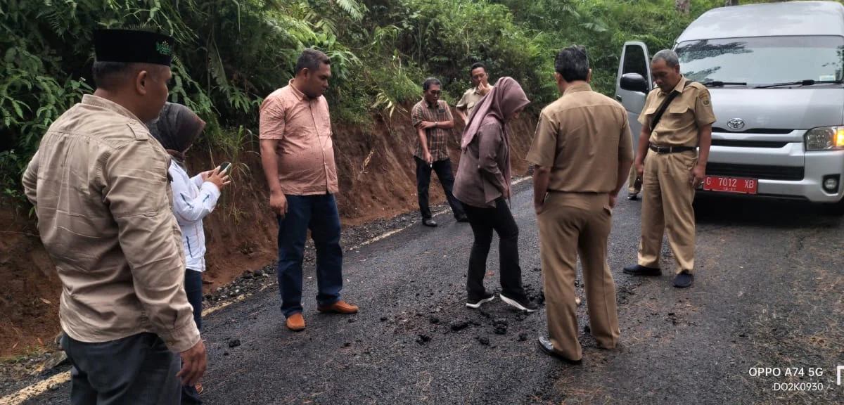 Sidak Jalan Bumirasa - Panumbangan, Digejrot Sepatu Bu Ketua Komisi III Aspal Jalan Nglupas