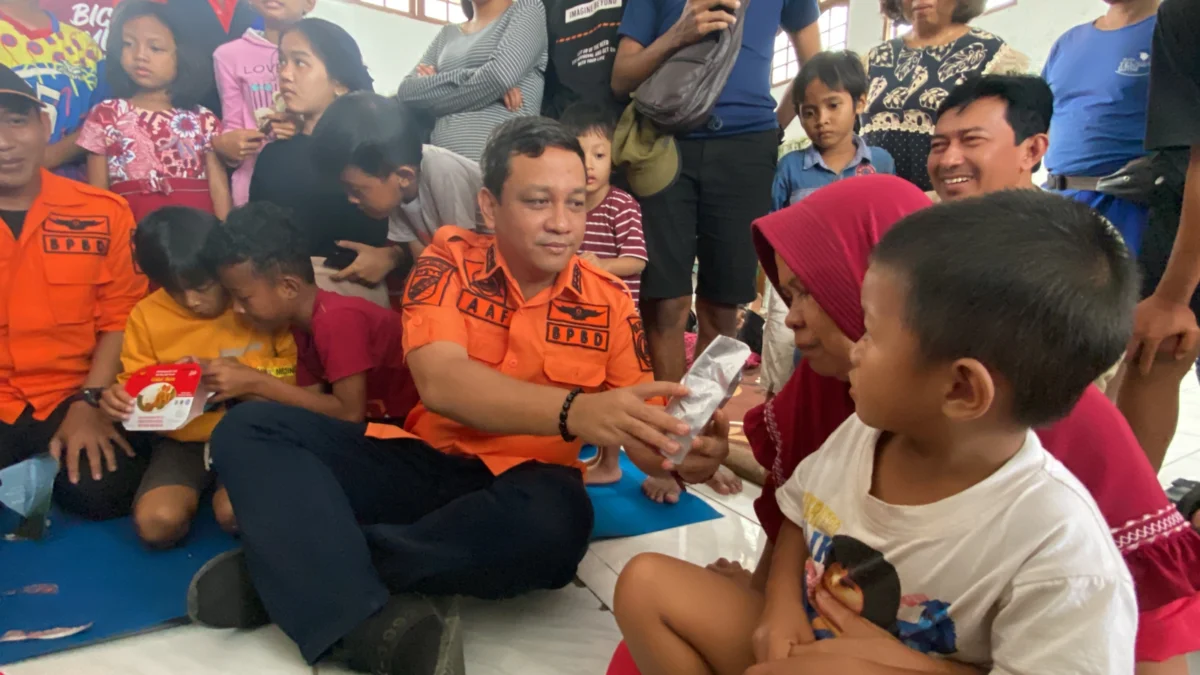 Walikota Aaf Salurkan Bantuan Obat, Makanan, dan Peralatan Pengungsian Walikota Aaf Salurkan Bantuan Obat, Makanan, dan Peralatan Pengungsian