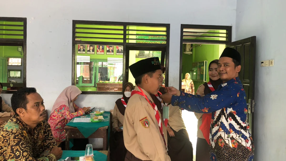 Latihan Dasar Kepemimpinan Membentuk Karakter Pemimpin Siswa MTs YMI