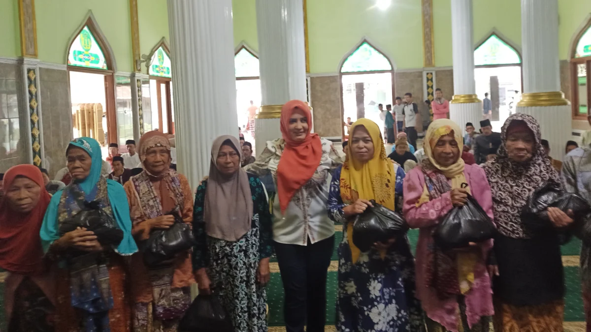 Bupati Berikan Bantuan ke Masjid dan Warga Kurang Mampu