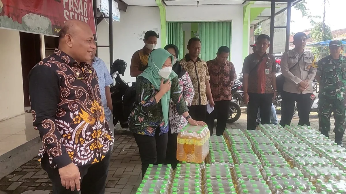 distribusikan minyakita ke pedagang Pasar Kendal