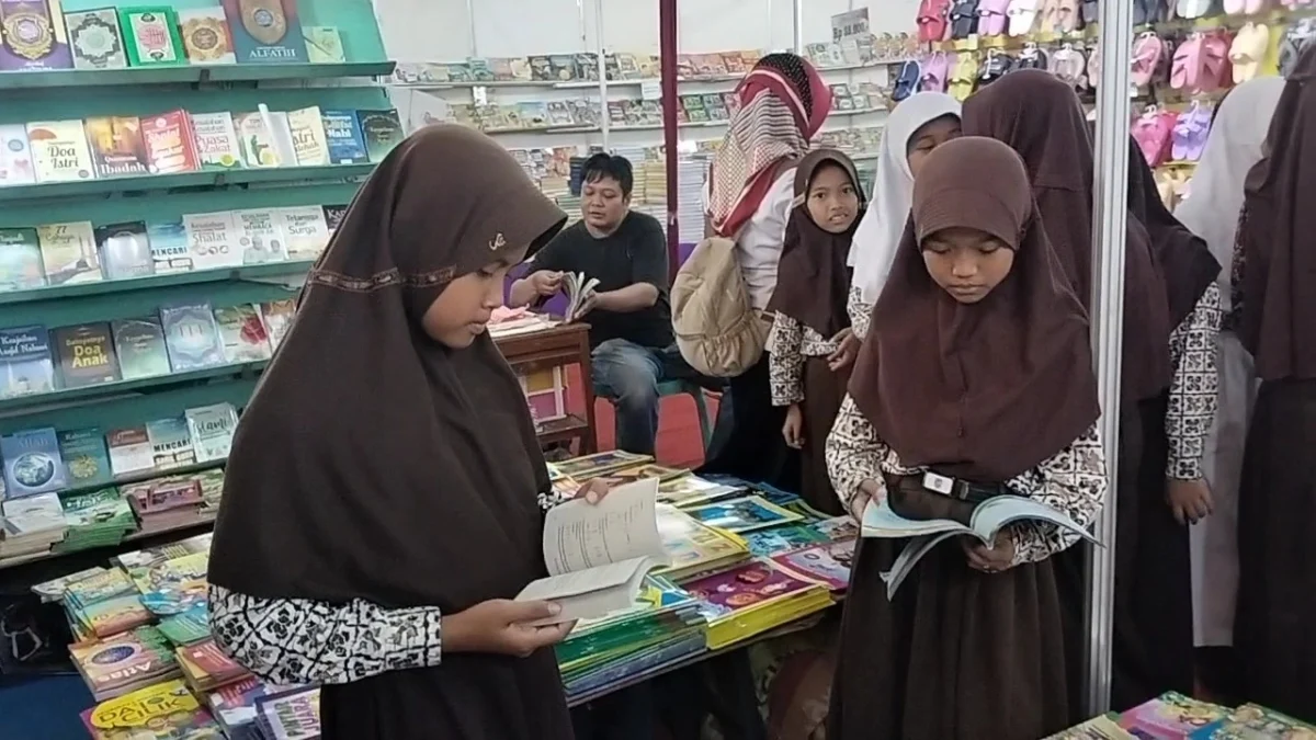 Di Tengah Transformasi Digital, Bazar Buku Murah Batang Tak Pernah Sepi Peminat