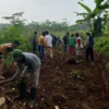 Permudah Akses Bertani, Mahasiswa KKN UPGRIS dan Masyarakat Durenombo Gotong Royong Buka Jalan Pertanian