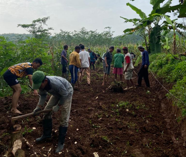 Permudah Akses Bertani, Mahasiswa KKN UPGRIS dan Masyarakat Durenombo Gotong Royong Buka Jalan Pertanian