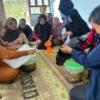 Keren, Mahasiswa KKN Upgris Ajari Emak-emak Membuat Eco Enzyme dari Sampah Organik