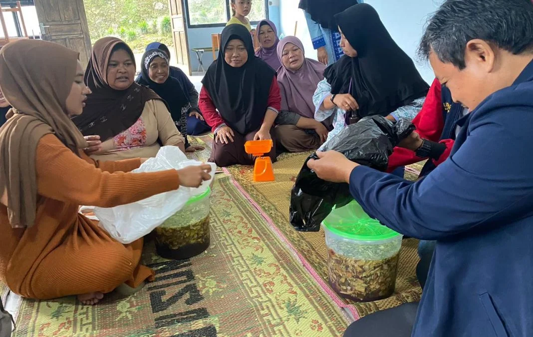 Keren, Mahasiswa KKN Upgris Ajari Emak-emak Membuat Eco Enzyme dari Sampah Organik