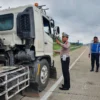 Tegas! Sat Lantas Polres Batang Tegur Pengemudi Truk yang Parkir di Exit Tol Kandeman