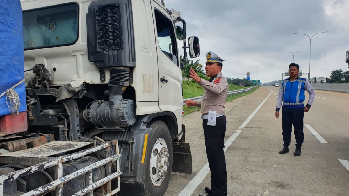 Tegas! Sat Lantas Polres Batang Tegur Pengemudi Truk yang Parkir di Exit Tol Kandeman