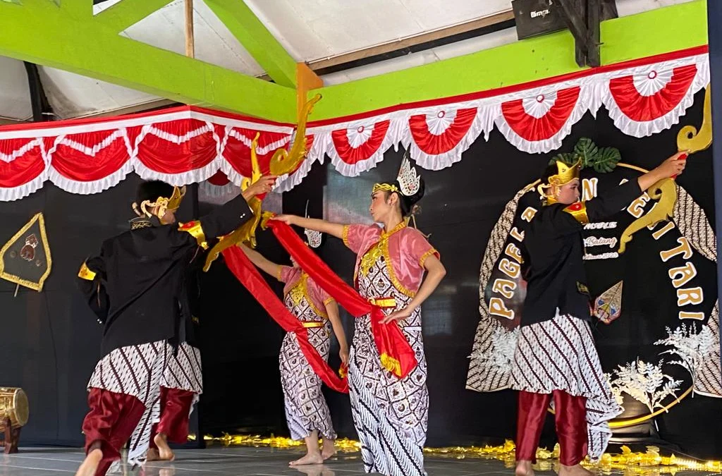 SMAN 2 Batang Lestarikan Kebudayaan Jawa Lewat Pagelaran Seni Tari Javanese Folktales