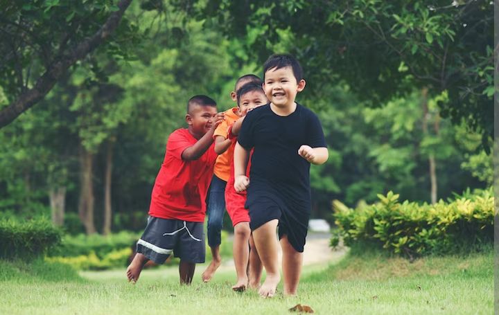 5 Manfaat Sensor Play di Luar Ruangan Bagi Tumbuh Kembang Anak