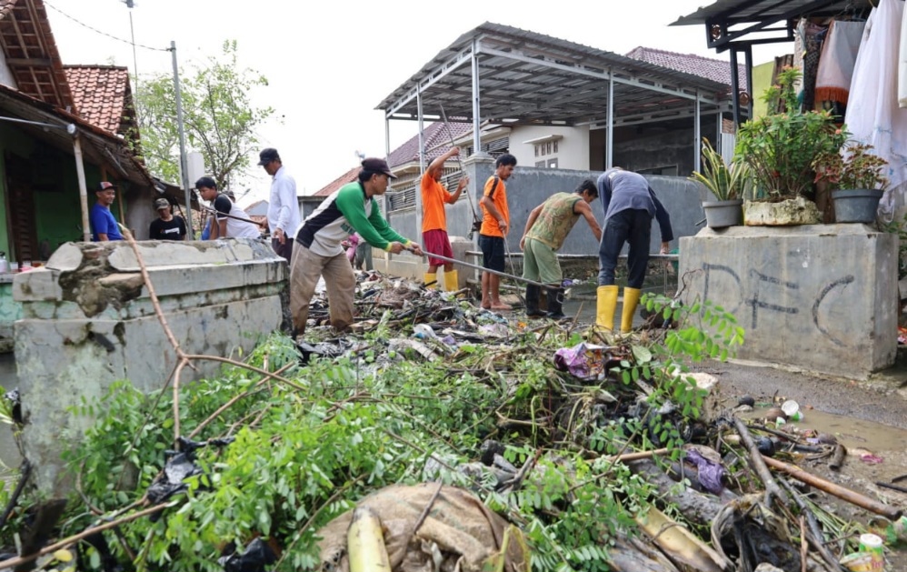 Warga Degayu kerja bakti