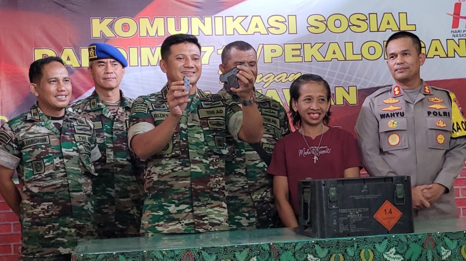 Warga Kota Pekalongan temukan 2 granat dan 1 pistol