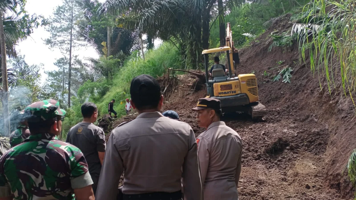 Alat Berat Diterjunkan untuk Bantu TNI-Polri dan Warga Evakuasi Longsor di Desa Wonosido