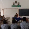 Babinsa Koramil Sragi Serda Sugiarto Ngajar di Kelas, Ini Materi Pembelajarannya